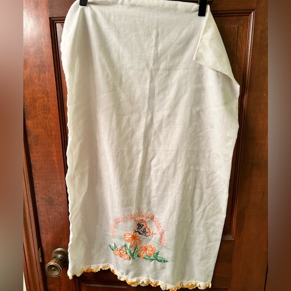 VTG Butterfly embroidered pillow case with crochet edge. Queen size - Picture 3 of 6